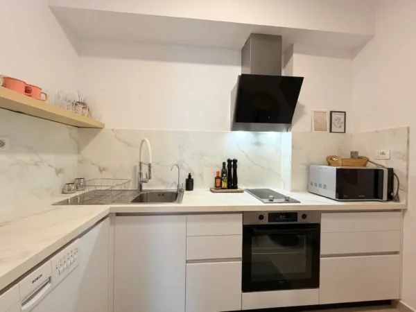 Tirane, shitet apartament 3+1+Ballkon Kati 4, 135 m² 265.000 € (Rruga Jordan Misja)