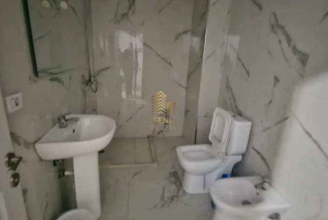 Tirane, jepet me qera apartament 1+1+Ballkon Kati 8, 65 m² 400 € i diskutueshem (Yzberisht, Golden Park)