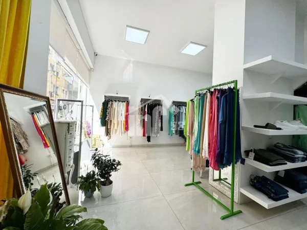 Tirane, shitet dyqan Kati 0, 100 m² 460.000 € (RRUGA “BRIGADA VIII”, ISH BLLOK)