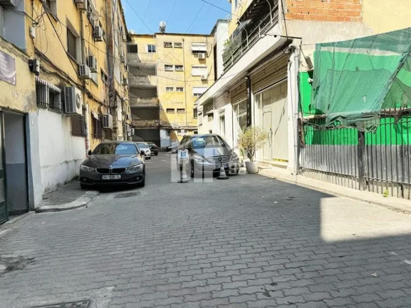 Tirane, shitet dyqan Kati 0, 100 m² 460.000 € (RRUGA “BRIGADA VIII”, ISH BLLOK)