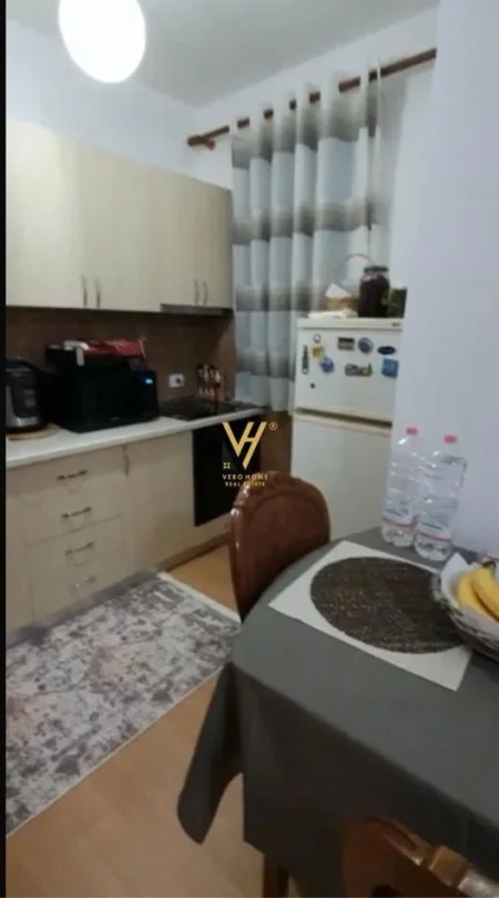 Tirane, jepet me qera apartament 1+1+Ballkon Kati 4, 65 m² 450 € (DELIJORGJI)