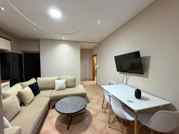 Tirane, jepet me qera apartament 2+1+Ballkon Kati 5, 900 € (ne Qender)