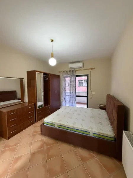 Tirane, jepet me qera apartament 2+1+Ballkon Kati 5, 900 € (ne Qender)