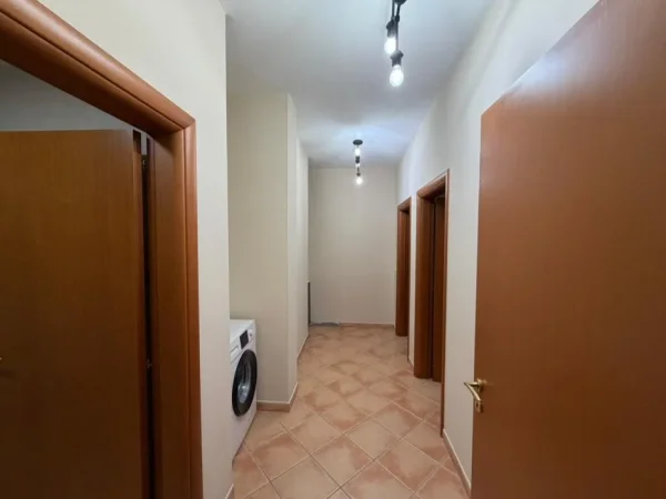 Tirane, jepet me qera apartament 2+1+Ballkon Kati 5, 900 € (ne Qender)