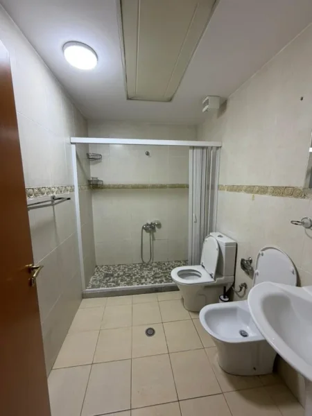 Tirane, jepet me qera apartament 2+1+Ballkon Kati 5, 900 € (ne Qender)