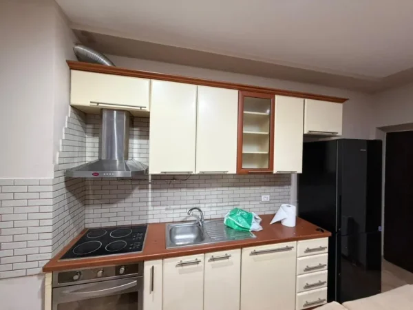 Tirane, jepet me qera apartament 2+1+Ballkon Kati 5, 900 € (ne Qender)