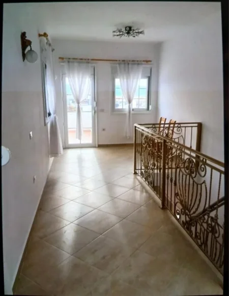 Vlore, shitet Vile 5+1 Kati 0, 307 m² 400.000 € 