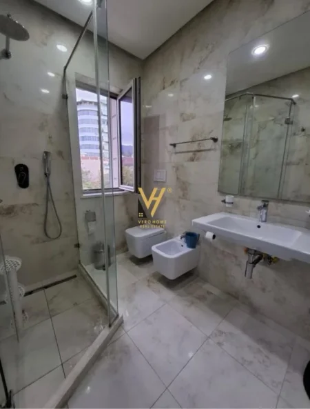 Tirane, jepet me qera apartament 3+1+Ballkon Kati 1, 115 m² 900 € (ISH TREGU ELEKTIRK)