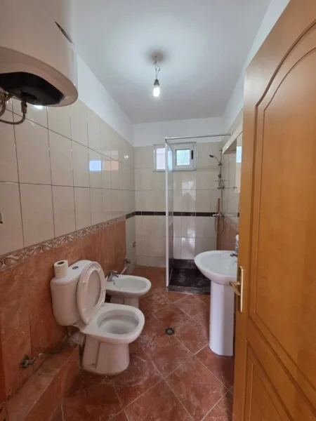 Tirane, jepet me qera apartament 2+1+Ballkon Kati 5, 80 m² 500 € 