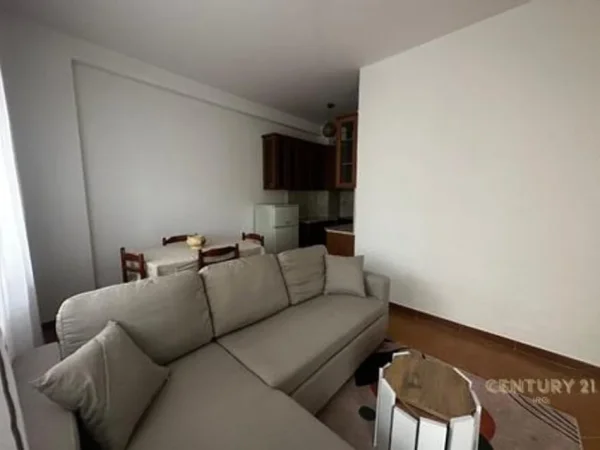 Tirane, jepet me qera apartament 1+1+Ballkon Kati 3, 61 m² 600 € (Komuna Parisit)