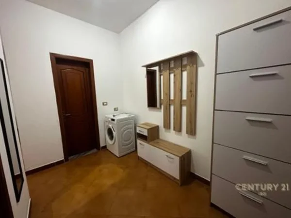 Tirane, jepet me qera apartament 1+1+Ballkon Kati 3, 61 m² 600 € (Komuna Parisit)