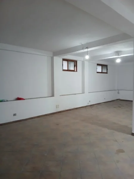 Tirane, jepet me qera magazine Kati 0, 100 m² 500 € (RRUGA TONIN HARAPI)
