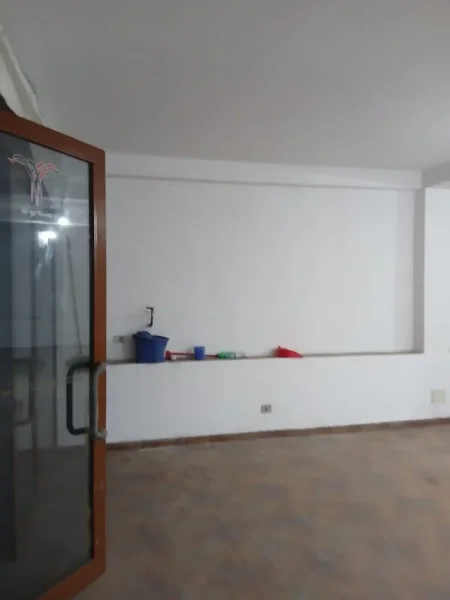 Tirane, jepet me qera magazine Kati 0, 100 m² 500 € (RRUGA TONIN HARAPI)