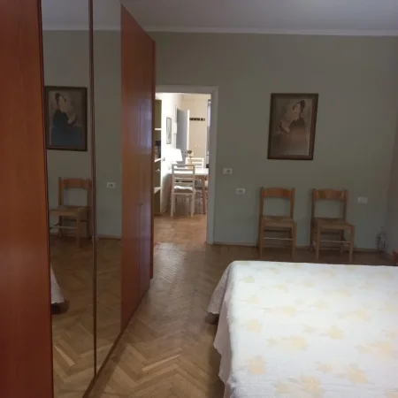 Tirane, jepet me qera apartament 1+1 , 70 m² 600 € (qender)