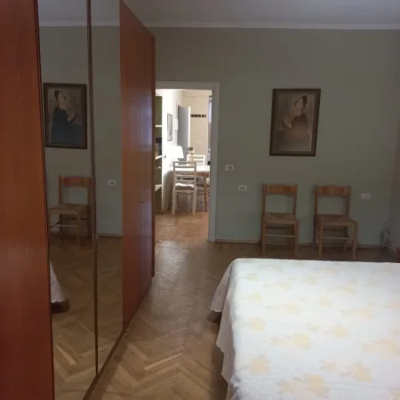 Tirane, jepet me qera apartament 1+1 , 70 m² 600 € (qender)
