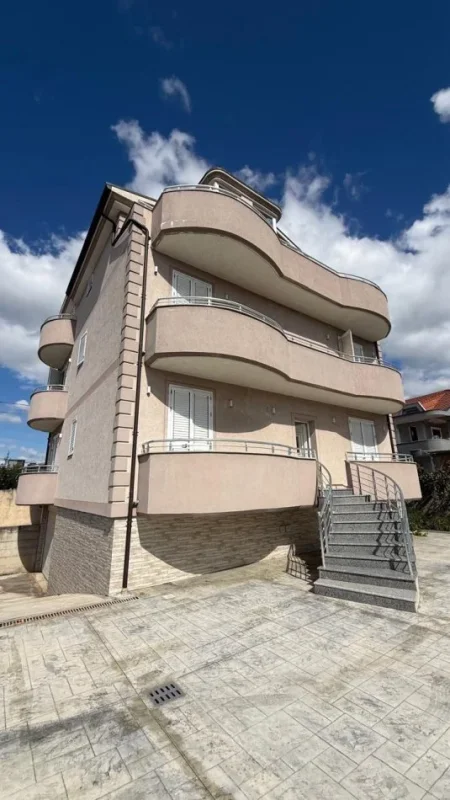 Tirane, shitet Vile 3 Katshe , 600 m² 385.000 € (Bathore)