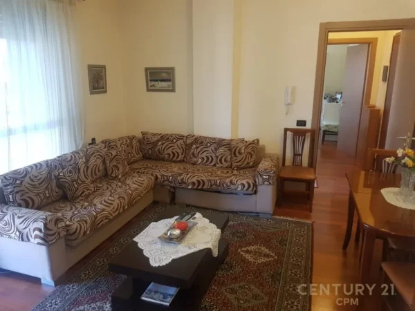 Tirane, jepet me qera apartament 1+1 Kati 7, 62 m² 800 € (Pazari i ri)