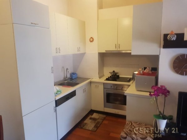 Tirane, jepet me qera apartament 1+1 Kati 7, 62 m² 800 € (Pazari i ri)