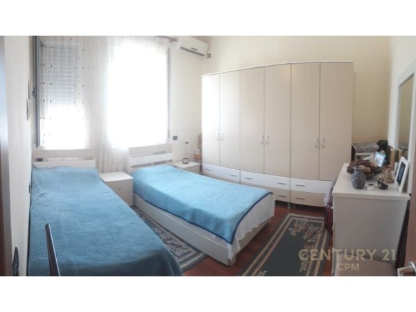 Tirane, jepet me qera apartament 1+1 Kati 7, 62 m² 800 € (Pazari i ri)