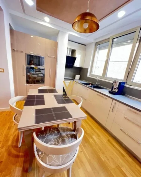 Tirane, jepet me qera apartament 2+1+Ballkon Kati 1, 96 m² 1.000 € (RRUGA BARDHOK BIBA)