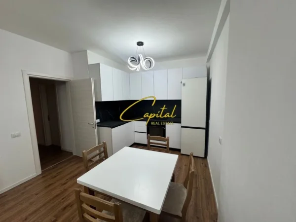 Tirane, jepet me qera apartament 1+1 Kati 3, 85 m² 650 € (LAPRAKE)