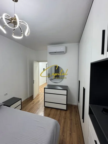 Tirane, jepet me qera apartament 1+1 Kati 3, 85 m² 650 € (LAPRAKE)