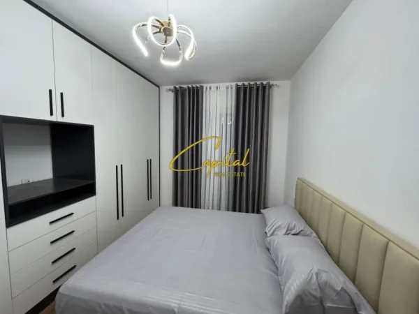 Tirane, jepet me qera apartament 1+1 Kati 3, 85 m² 650 € (LAPRAKE)