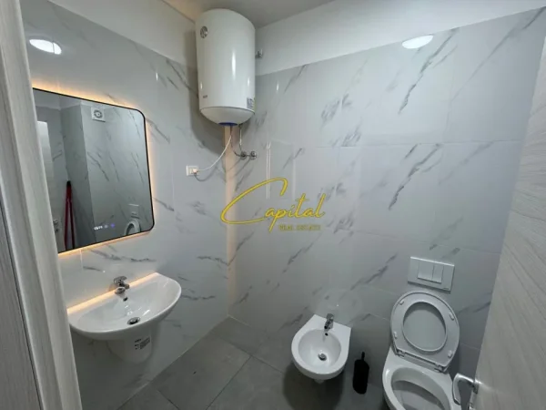 Tirane, jepet me qera apartament 1+1 Kati 3, 85 m² 650 € (LAPRAKE)