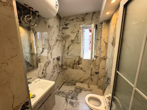 Tirane, shitet apartament 1+1 Kati 4, 51 m² 125.000 € (RRUGA E BARRIKADAVE)