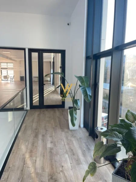 Tirane, jepet me qera ambjent biznesi Kati 1, 200 m² 1.150 € (KASHAR)