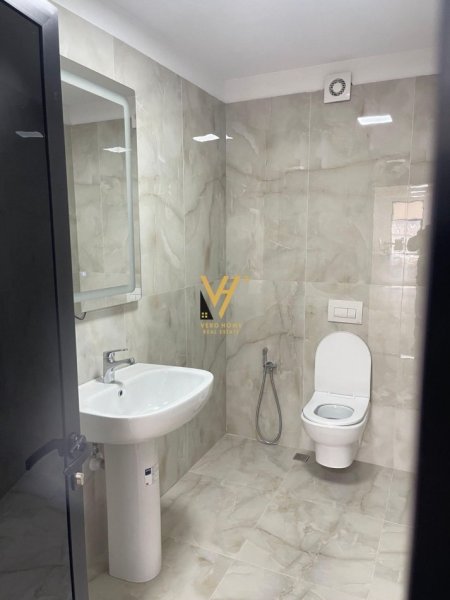 Tirane, jepet me qera ambjent biznesi Kati 1, 200 m² 1.150 € (KASHAR)