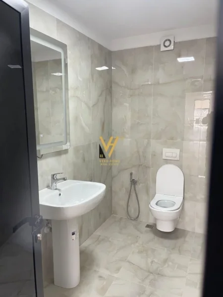 Tirane, jepet me qera ambjent biznesi Kati 1, 200 m² 1.150 € (KASHAR)