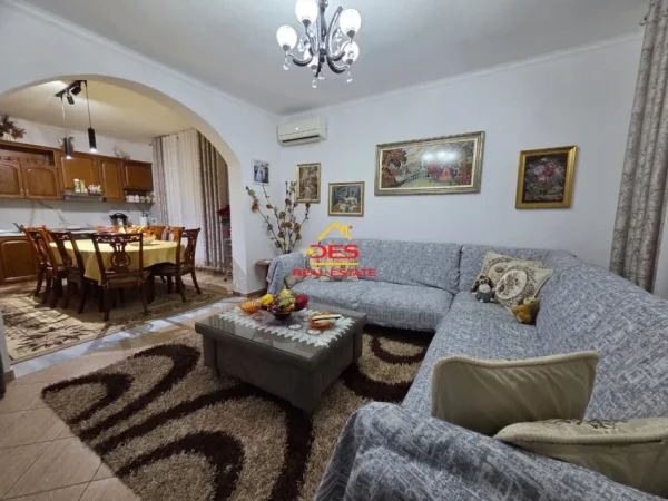 Vlore, jepet me qera shtepi 2+1+Ballkon Kati 0, 110 m² 500 € (Kuzum Baba)