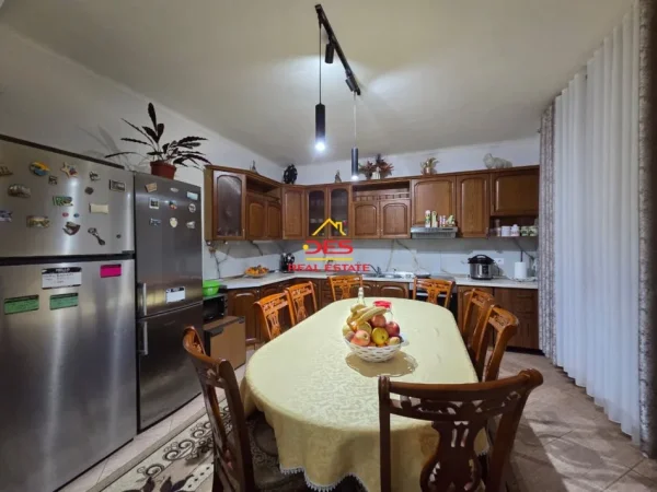 Vlore, jepet me qera shtepi 2+1+Ballkon Kati 0, 110 m² 500 € (Kuzum Baba)