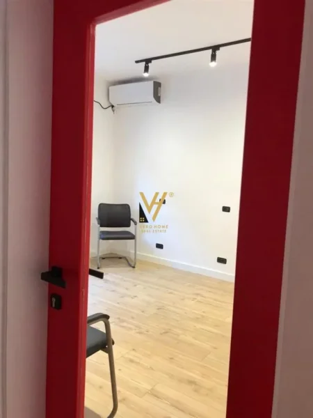 Tirane, jepet me qera zyre Kati 2, 110 m² 900 € (RRUGA E DURRESIT)