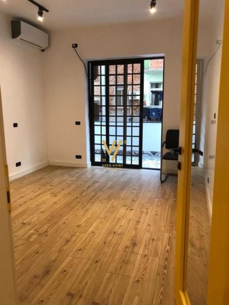 Tirane, jepet me qera zyre Kati 2, 110 m² 900 € (RRUGA E DURRESIT)