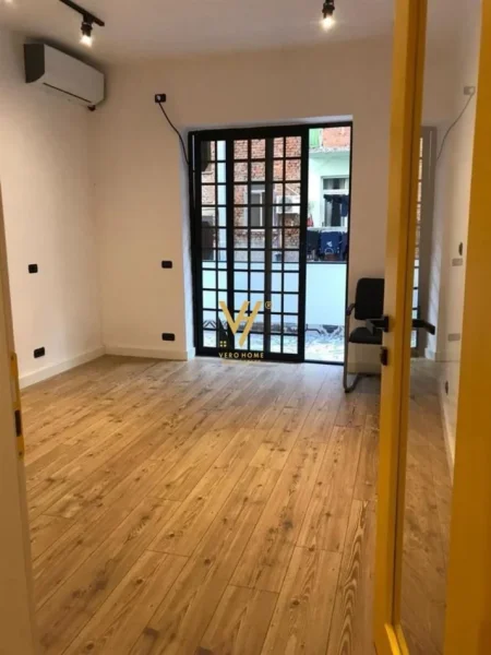 Tirane, jepet me qera zyre Kati 2, 110 m² 900 € (RRUGA E DURRESIT)