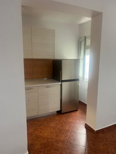 Tirane, jepet me qera apartament 1+1 Kati 5, 60 m² 500 € (zogu i zi)