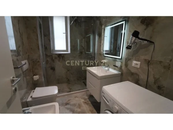 Tirane, jepet me qera apartament 1+1 Kati 2, 46 m² 600 € (Rr. e Dibres)