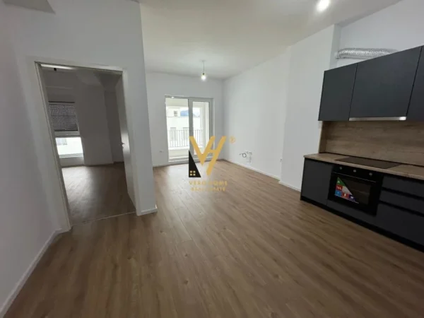 Tirane, jepet me qera apartament 1+1+Ballkon Kati 5, 70 m² 350 € (ALI DEMI)