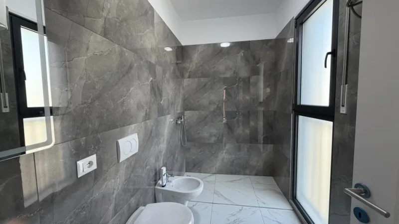 Tirane, jepet me qera apartament 2+1+Ballkon Kati 4, 113 m² 500 € (Rruga Filip Jano)