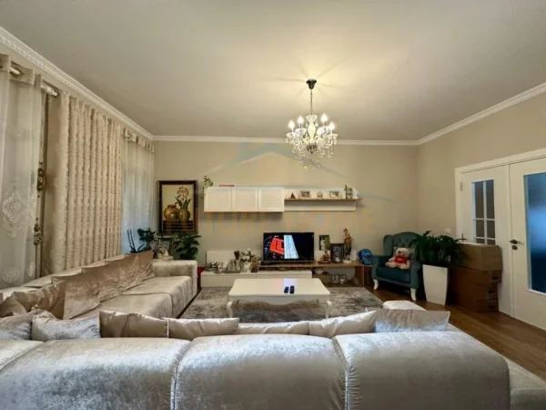 Tirane, shitet apartament 3+1 Kati 2, 123 m² 300.000 € (Liqeni i Thate)