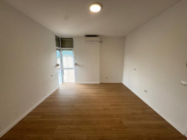 Tirane, jepet me qera ambjent biznesi Kati 9, 128 m² 1.400 € (ish ekspozita)