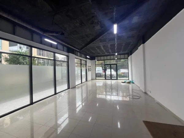 Tirane, jepet me qera ambjent biznesi Kati 0, 81 m² 700 € (Fresk)