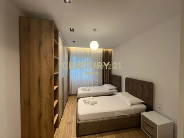 Tirane, jepet me qera apartament 2+1+Ballkon Kati 3, 100 m² 900 € (liqeni i thate)