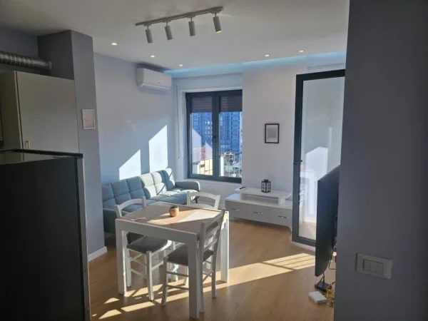 Tirane, jepet me qera apartament 1+1+Ballkon Kati 6, 65 m² 600 € (Rruga Karl Gega)