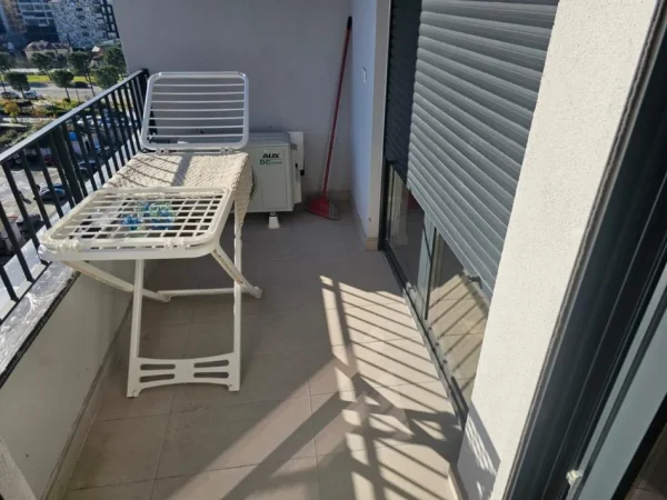 Tirane, jepet me qera apartament 1+1+Ballkon Kati 6, 65 m² 600 € (Rruga Karl Gega)