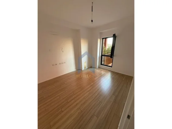 Tirane, jap me qera apartament 2+1+Ballkon Kati 5, 113 m² 1.200 € (Ambjent biznesi me qira "Tirana Garden Building" Rruga e kAVAJES)