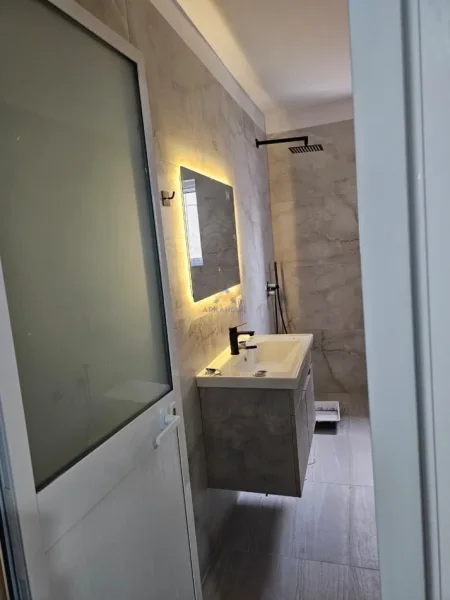 Tirane, jepet me qera apartament 3+1+Ballkon Kati 5, 74 m² 695 € 