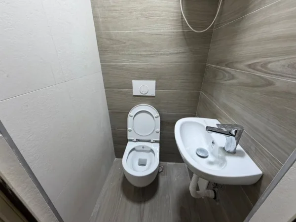 Tirane, jepet me qera ambjent biznesi Kati 0, 20 m² 550 € (SHESHI WILLSON)